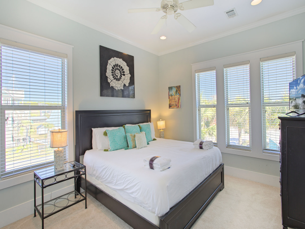 Luxury Beach Vacation Home wit Large Pool & Upscale Decor